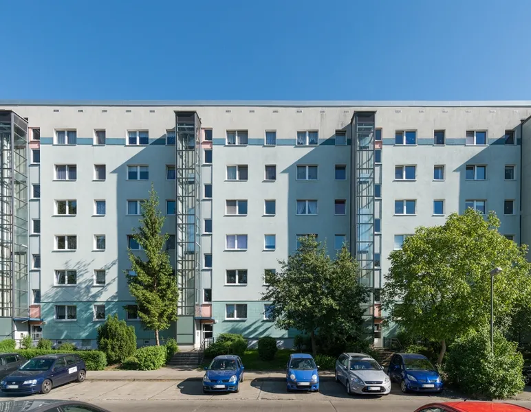 1-Zimmer Wohnung, Küche mit Fenster, Erdgeschoss bzw. "halbe" Treppe — photo 1